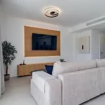 Apartment Weforyou Luxury Garden In Acqua Gardens *
